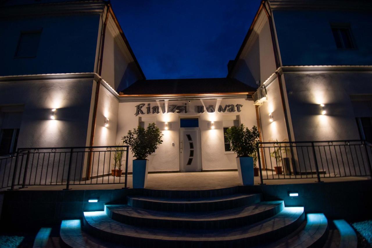 Kinizsi Udvar Apartmanhaz Balatonboglár Exterior foto