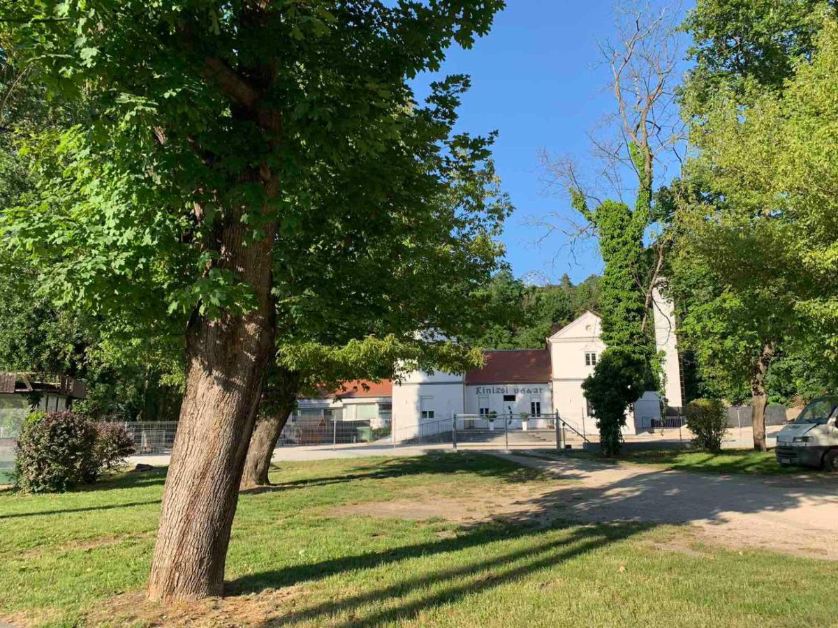Kinizsi Udvar Apartmanhaz Balatonboglár Exterior foto