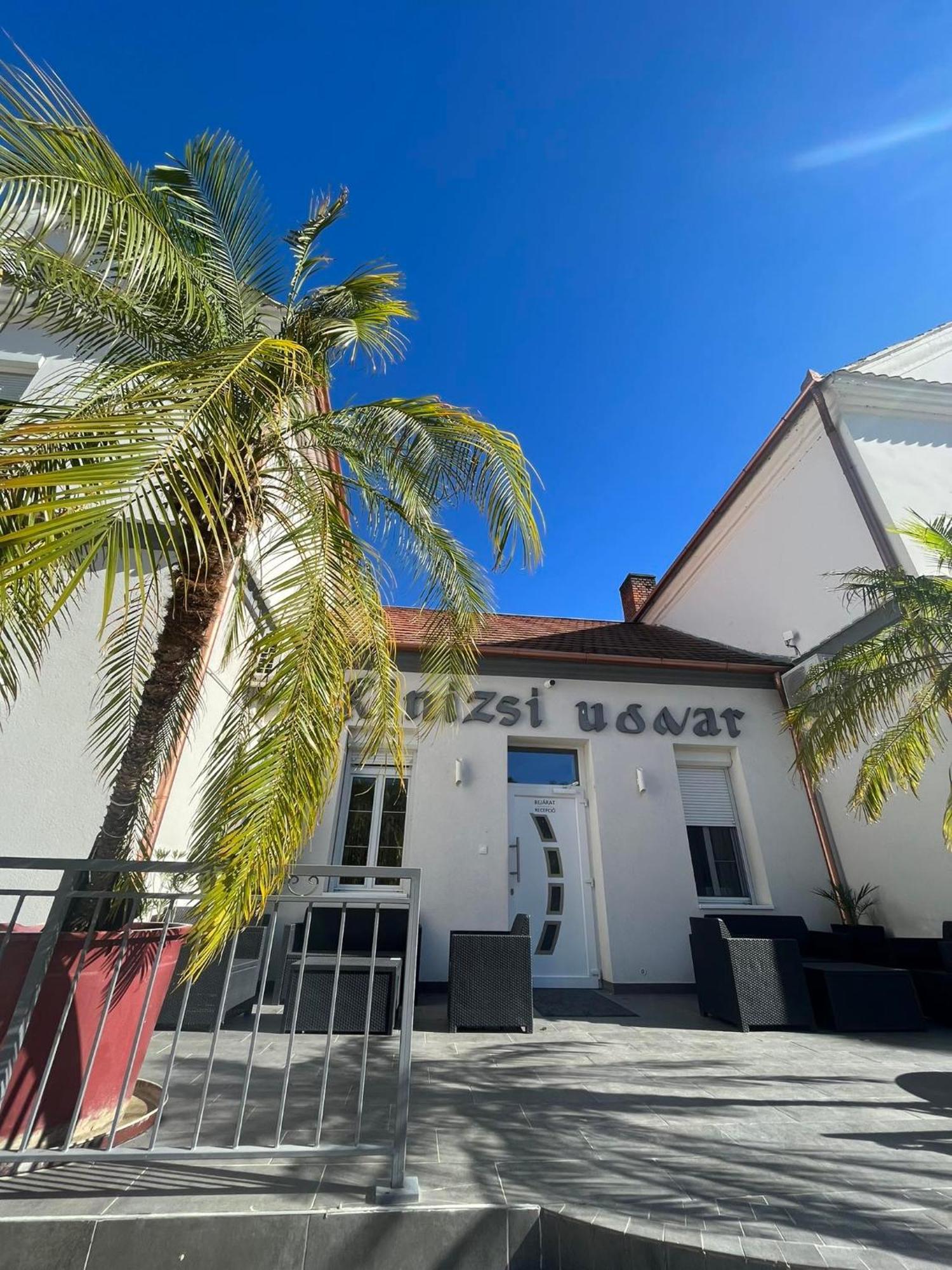 Kinizsi Udvar Apartmanhaz Balatonboglár Exterior foto